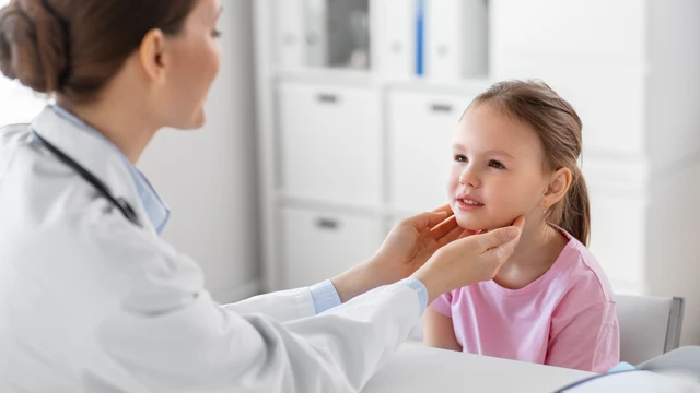 Phân biệt bệnh viêm họng hạt và viêm amidan