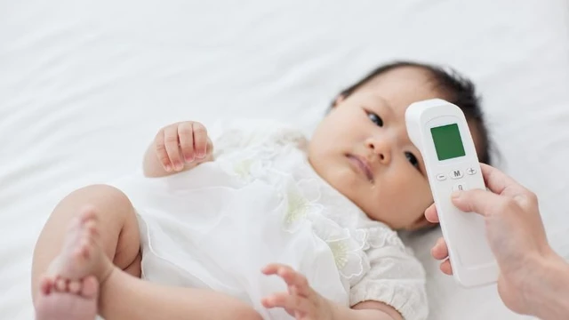 Phân biệt sốt mọc răng và sốt thường, cách chăm sóc khi trẻ bị sốt