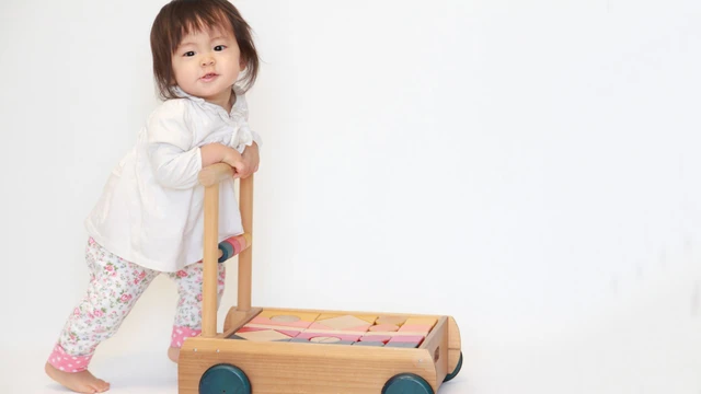 Phát triển vận động của bé 1 tuổi: Cột mốc cha mẹ cần biết