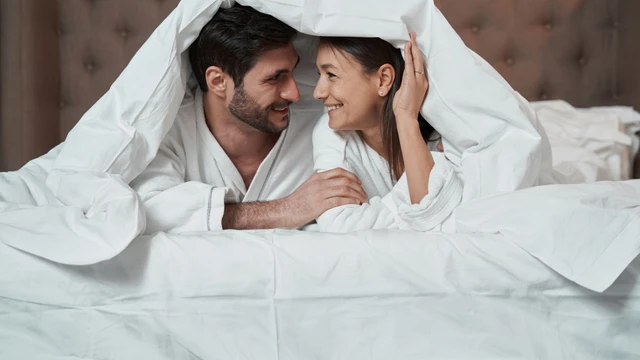 Quan hệ lần đầu mất trinh có chảy máu không? Dấu hiệu nhận biết rách màng trinh là gì?