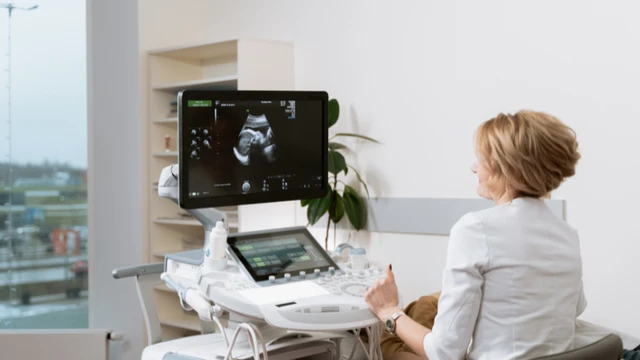 Ra máu báo thai siêu âm được chưa? Thời điểm siêu âm hợp lý?