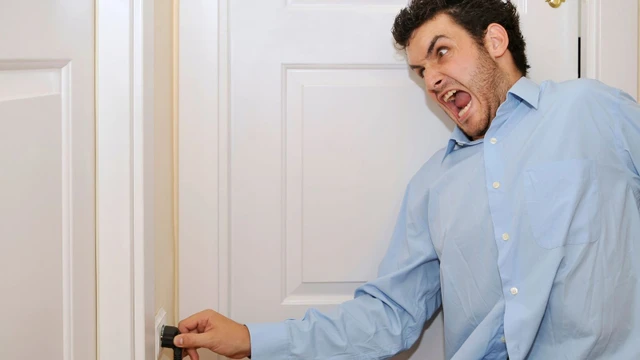 Sốc điện là gì? Nguyên nhân và cách xử lý khi bị sốc điện