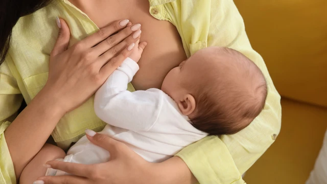 Sôi bụng cho con bú có sao không? Nguyên nhân và cách khắc phục