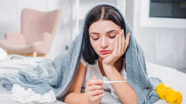 Sốt cao lúc nóng lúc lạnh là gì? Nguyên nhân và cách xử lý an toàn