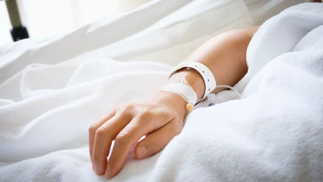Sốt xuất huyết có nên đi lại nhiều không?