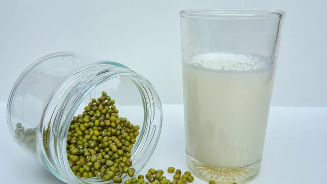 Sữa đậu xanh bao nhiêu calo? Cách uống để không tăng cân