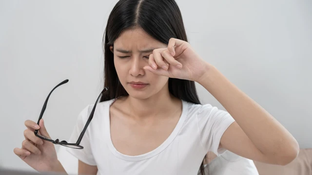 Sụp mí mắt: Dấu hiệu nhận biết và phương pháp khắc phục