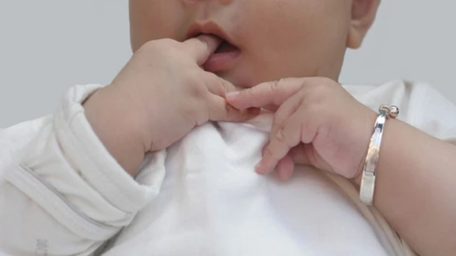 Tác hại của việc đeo vòng bạc cho trẻ nhỏ cha mẹ cần biết