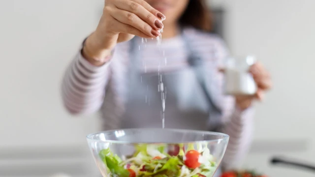 Thèm mặn là thiếu chất gì? Nguyên nhân và cách cải thiện an toàn