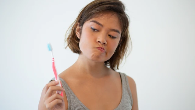 Thường xuyên bị chảy máu chân răng khi đánh răng có nguy hiểm không?