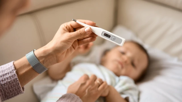 Tiêm phòng mũi bại liệt có sốt không?