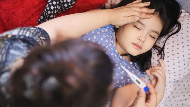 Tiêm vắc xin 5 trong 1 có bị sốt không? Cách xử trí khi trẻ bị sốt sau tiêm vắc xin 5 trong 1