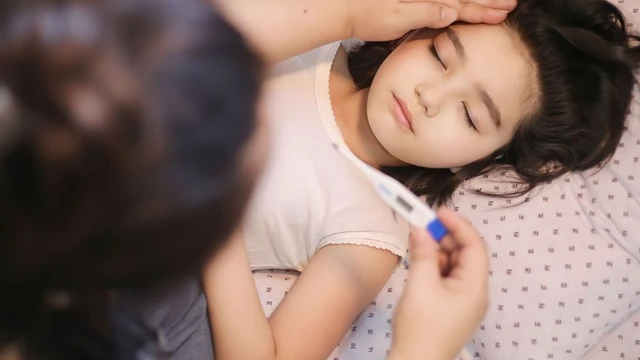 Tiêm vắc xin 5 trong 1 trẻ bị sốt có sao không? Cách xử trí khi trẻ bị sốt tại nhà