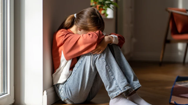 Trầm cảm tuổi dậy thì: Dấu hiệu, nguyên nhân và cách điều trị an toàn tại nhà