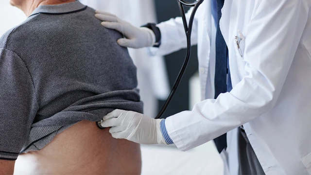 Tràn dịch màng phổi ở người già: Nguyên nhân, dấu hiệu và cách điều trị