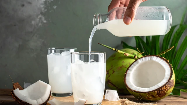 Trẻ 1 tuổi uống nước dừa được không? Lưu ý khi cho bé 1 tuổi uống nước dừa