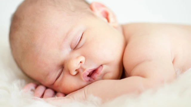 Trẻ 4 tháng nằm sấp ngủ có sao không? Cách tạo tư thế ngủ an toàn cho trẻ