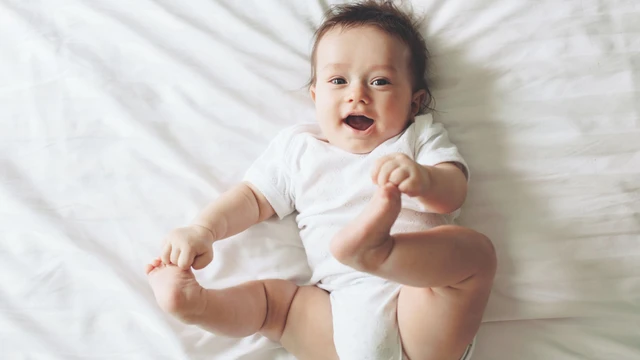 Trẻ 4 tháng tuổi biết làm gì? Cách hỗ trợ sự phát triển của trẻ 4 tháng tuổi