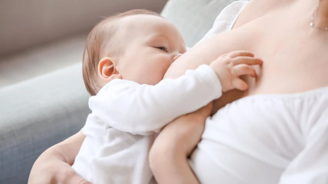 Trẻ 5 tháng đi ngoài mấy lần một ngày là bình thường?