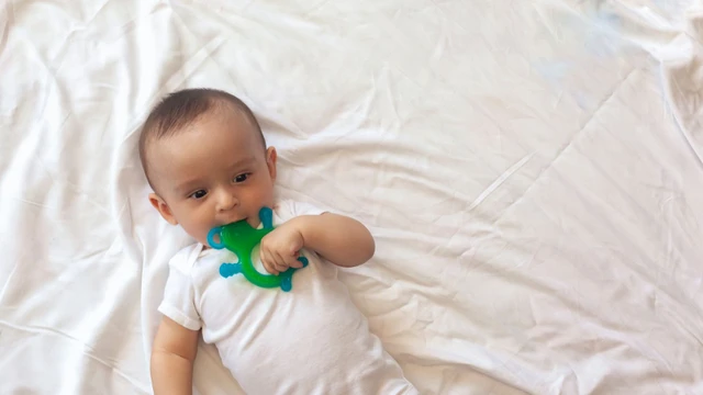 Trẻ 7 tháng tuổi đi ngoài màu xanh: Khi nào mẹ cần lo lắng?
