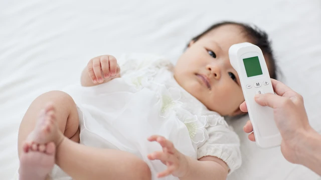 Trẻ 9 tháng tiêm mũi sởi có sốt không? Cách chăm sóc trẻ bị sốt sau tiêm vắc xin sởi