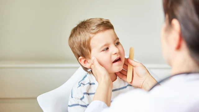 Trẻ bị nổi hạch sau tai có sao không? Nguyên nhân, triệu chứng và phương pháp điều trị hiệu quả
