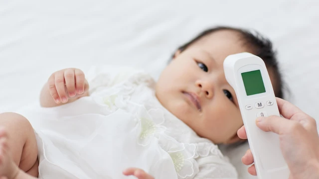 Trẻ bị nôn sốt không đi ngoài​ do đâu? Cách chăm sóc trẻ tại nhà