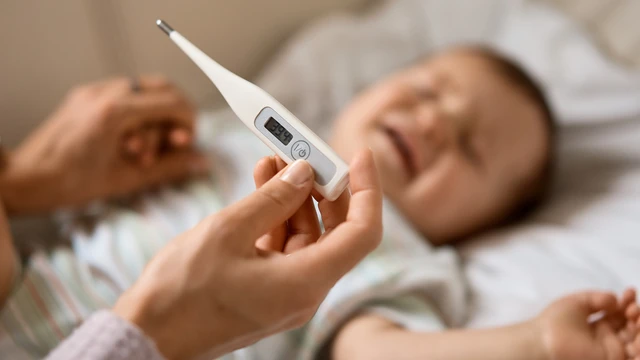 Trẻ bị sốt có nên bật quạt không? Những điều mà ba mẹ cần biết sau khi tiêm