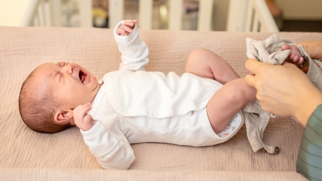 Trẻ đi ngoài ra máu là dấu hiệu bệnh gì? Biện pháp xử lý phù hợp