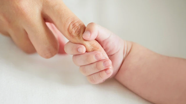 Trẻ sơ sinh 4 tuần tuổi: Phát triển, chăm sóc và lưu ý cho cha mẹ