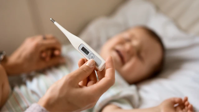 Trẻ sơ sinh bao nhiêu độ là sốt​? Cách xử trí khi trẻ bị sốt