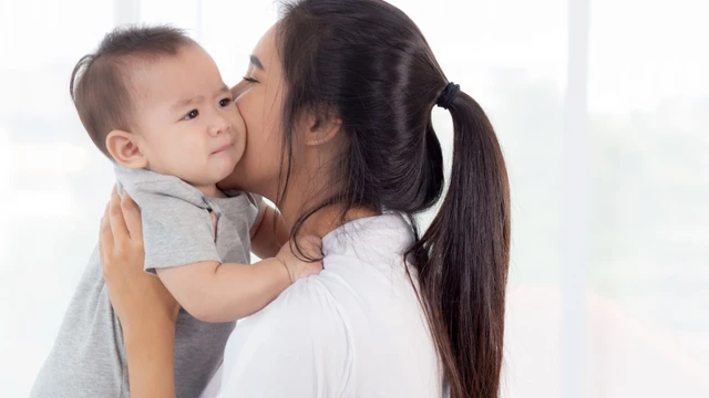 Trẻ sơ sinh bị nổi mẩn đỏ ở cổ: Nguyên nhân thường gặp và cách chăm sóc đúng