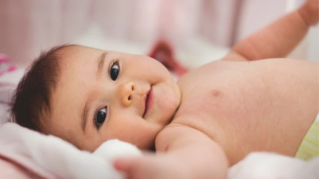Trẻ sơ sinh đánh hơi nhiều nhưng không đi ngoài có sao không?