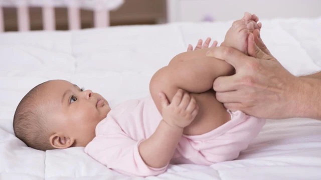 Trẻ sơ sinh đi ngoài có hạt vàng, cha mẹ không nên chủ quan