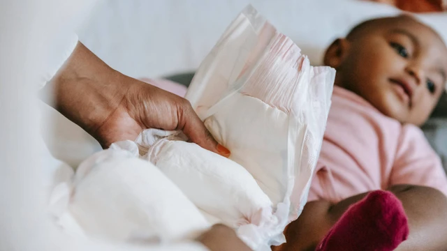 Trẻ sơ sinh đi ngoài có hạt vàng kèm nước và những điều cần biết