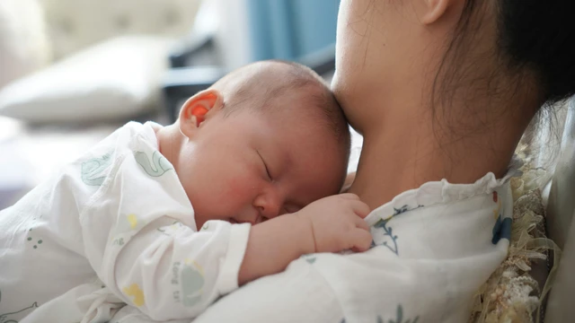 Trẻ sơ sinh gối tay mẹ ngủ có sao không? Một số lưu ý khi cho trẻ ngủ