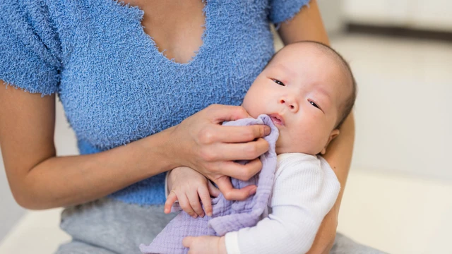 Trẻ sơ sinh hay bị nấc và trớ: Nguyên nhân, cách xử lý và phòng ngừa