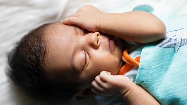 Trẻ sơ sinh hay đưa tay cào mặt: Nguyên nhân và cách xử lý