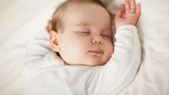 Trẻ sơ sinh ngủ nhiều không chịu dậy bú có đáng lo? Cha mẹ cần biết