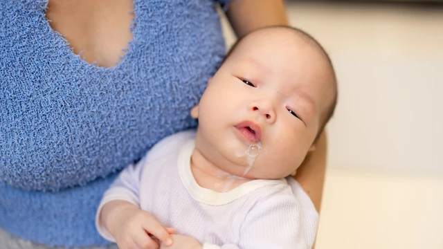 Trẻ sơ sinh trớ ra nước trong: Nguyên nhân và cách xử lý an toàn