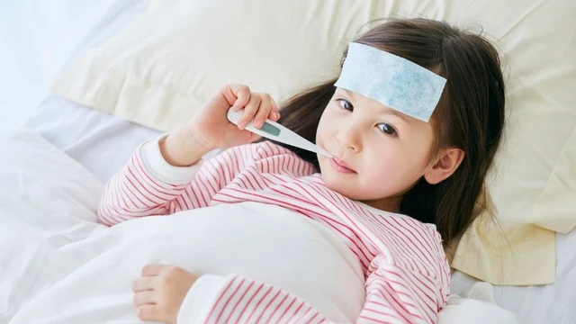 Trẻ sốt cao liên tục do đâu? Cách xử trí như thế nào?