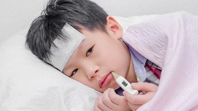 Trẻ sốt viêm họng kéo dài bao lâu là bình thường? Cha mẹ nên làm gì?
