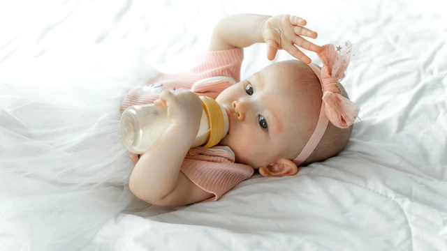 Trẻ uống sữa công thức đi ngoài màu xanh rêu có đáng lo ngại hay không?