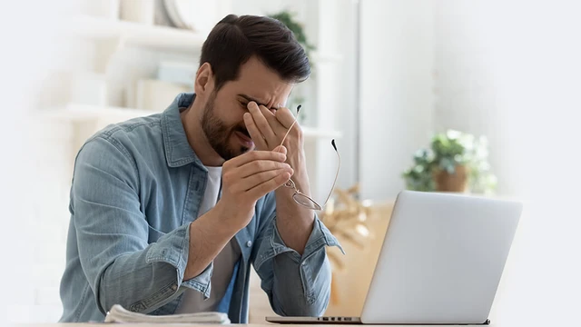 Triệu chứng khô mắt​: Nguyên nhân và cách điều trị