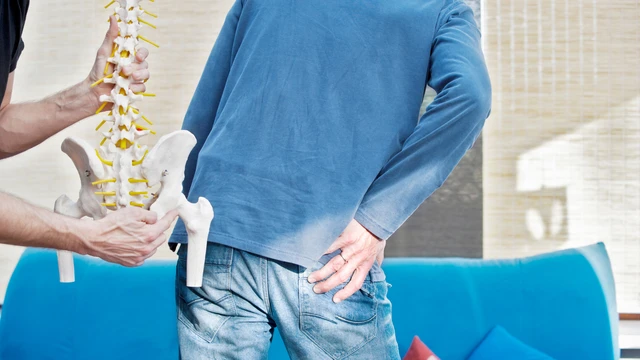 Triệu chứng thoái hóa khớp háng​ thường thấy và thời điểm cần đi khám