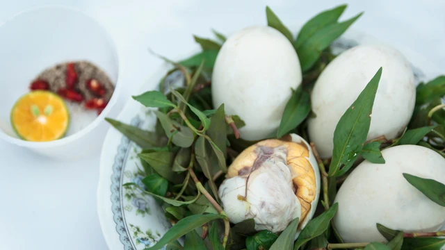 Trứng vịt lộn bao nhiêu calo? Giá trị dinh dưỡng và lưu ý khi sử dụng