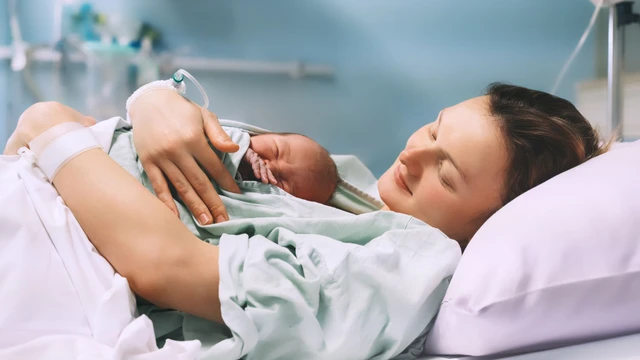 Tư thế nằm tốt cho vết khâu tầng sinh môn tránh ảnh hưởng đến sức khỏe của mẹ sau sinh