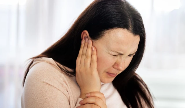 Tự nhiên bị ù tai phải làm sao? Ù tai có nguy hiểm không?