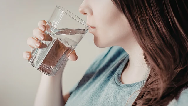 Uống nước đúng cách: Hướng dẫn khoa học và cách tính lượng nước cần uống mỗi ngày