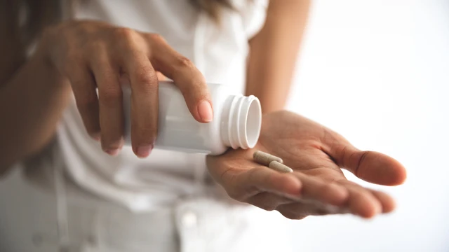 Uống sắt bị buồn nôn: Nguyên nhân thường gặp và cách xử trí an toàn